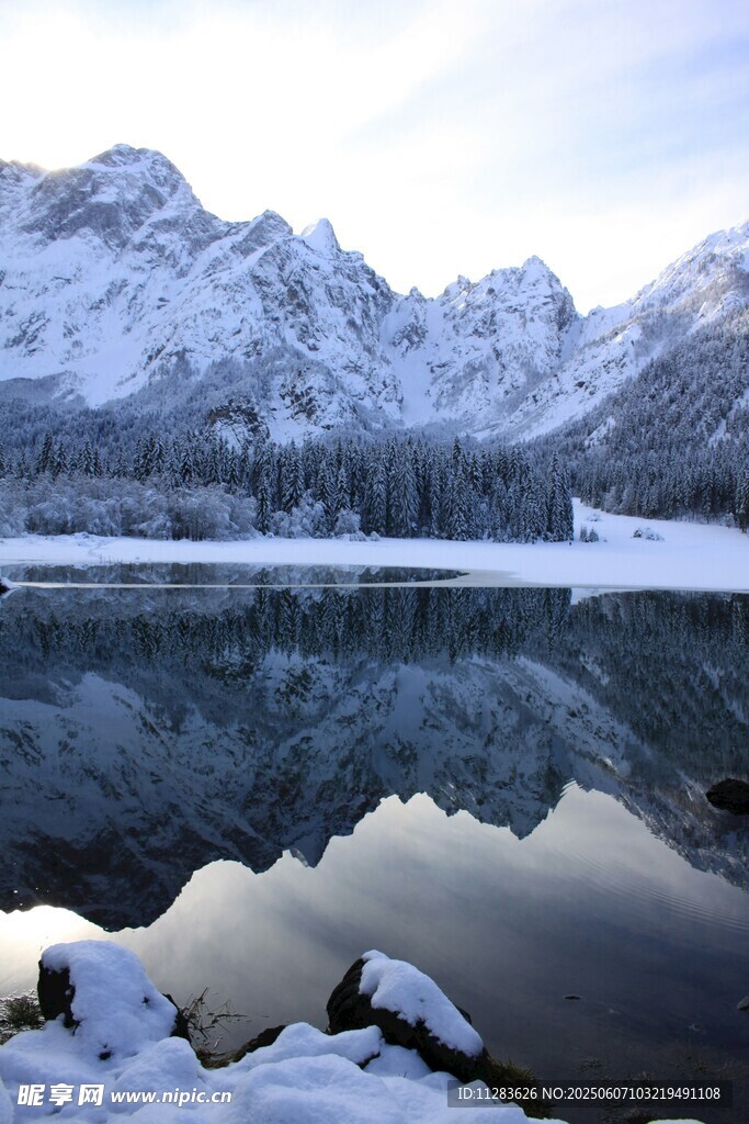 冬日雪山湖泊靜謐美景