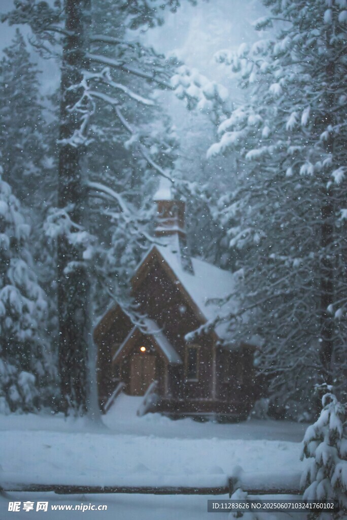 雪林中的溫馨小木屋