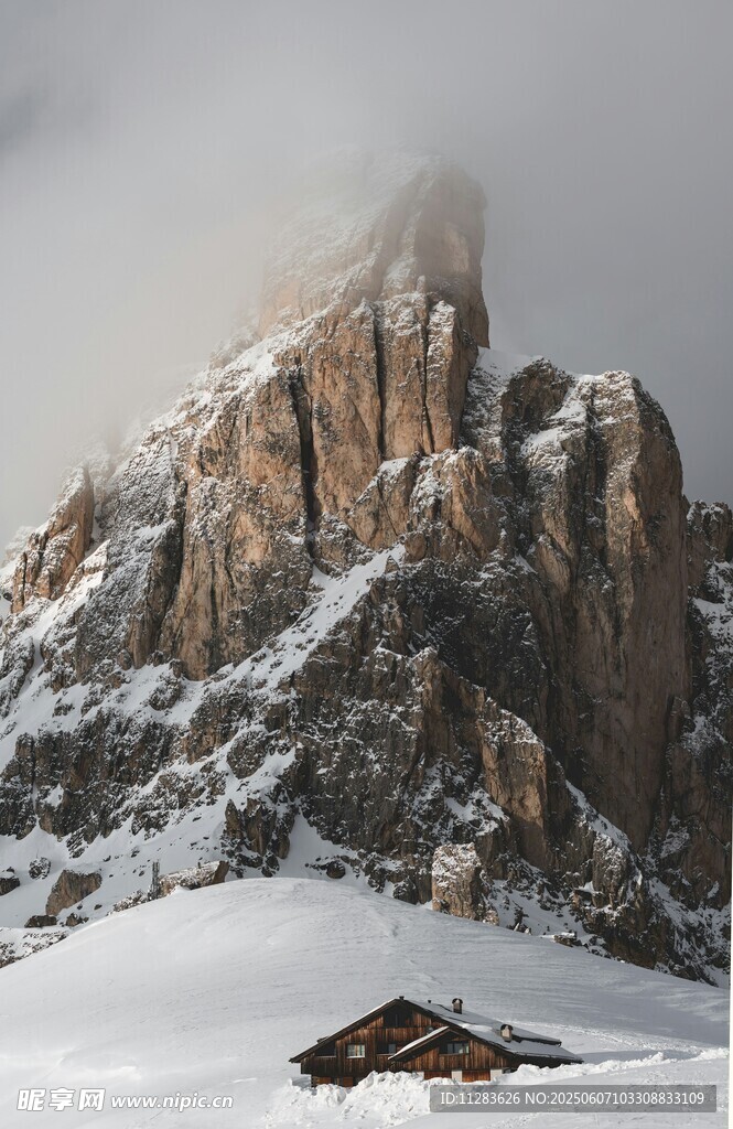 雪山孤峰下的靜謐小屋