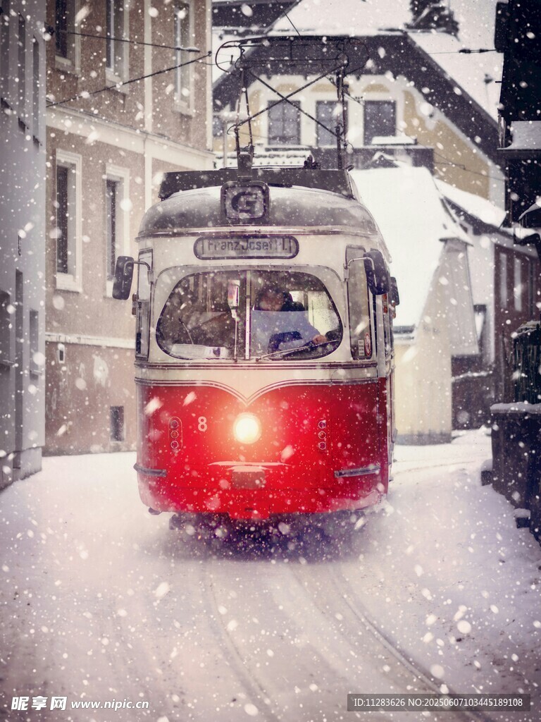 雪中行駛的復(fù)古有軌電車(chē)