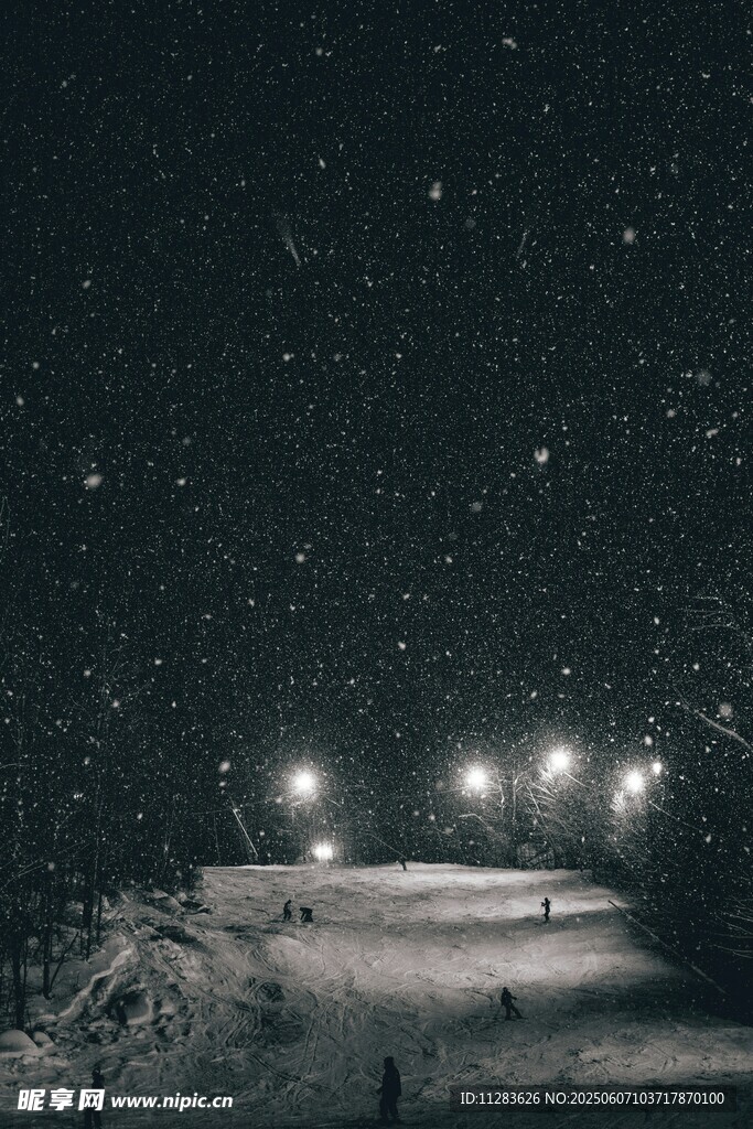 雪夜滑雪場的璀璨星空