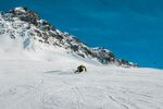 雪山滑雪者英姿