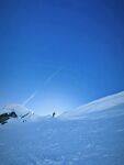 雪山徒步場景