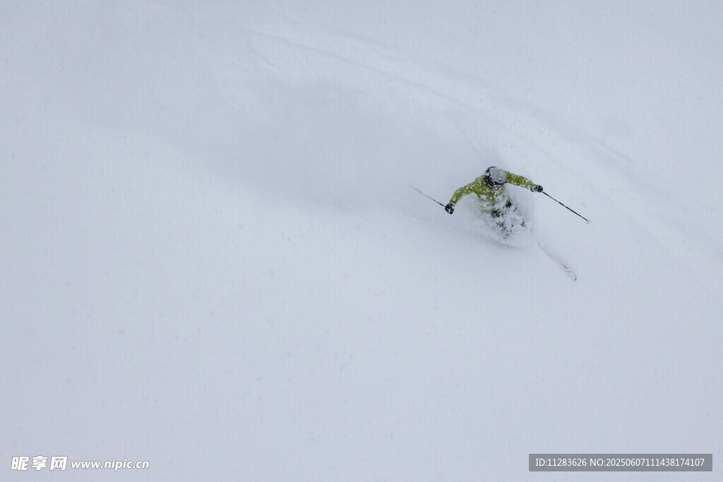 滑雪者在廣袤雪坡上滑行