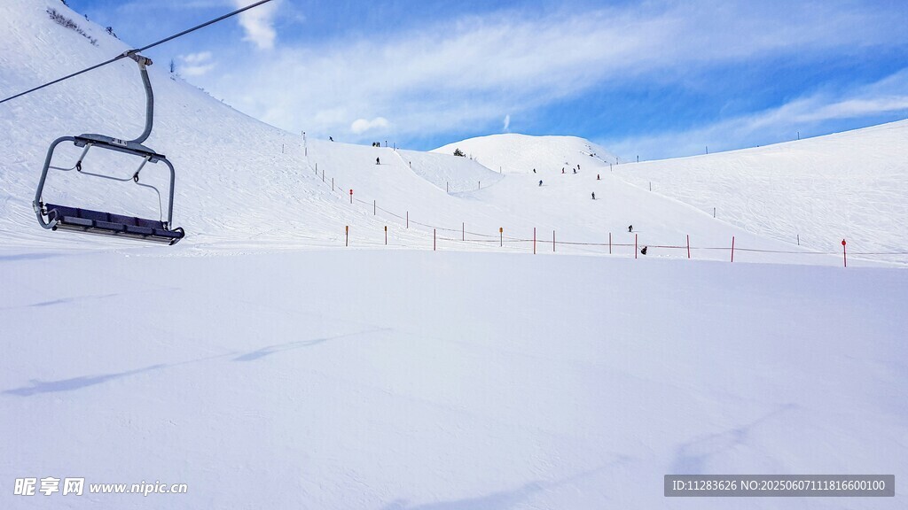 雪山上的空滑雪纜車