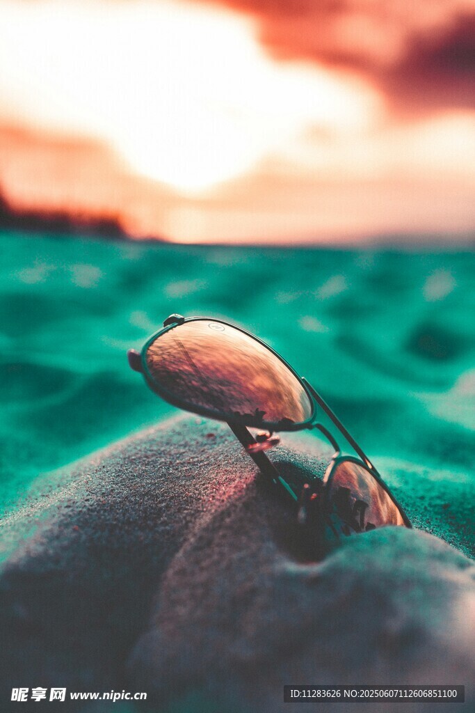 夕陽下海邊的時尚太陽鏡