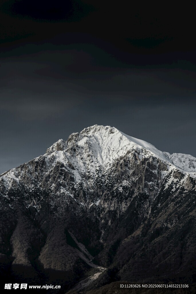 巍峨雪山壯麗景致