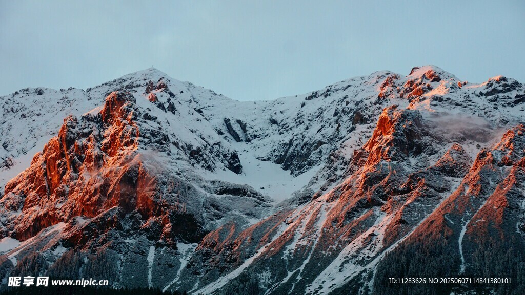 雪山映霞光美景