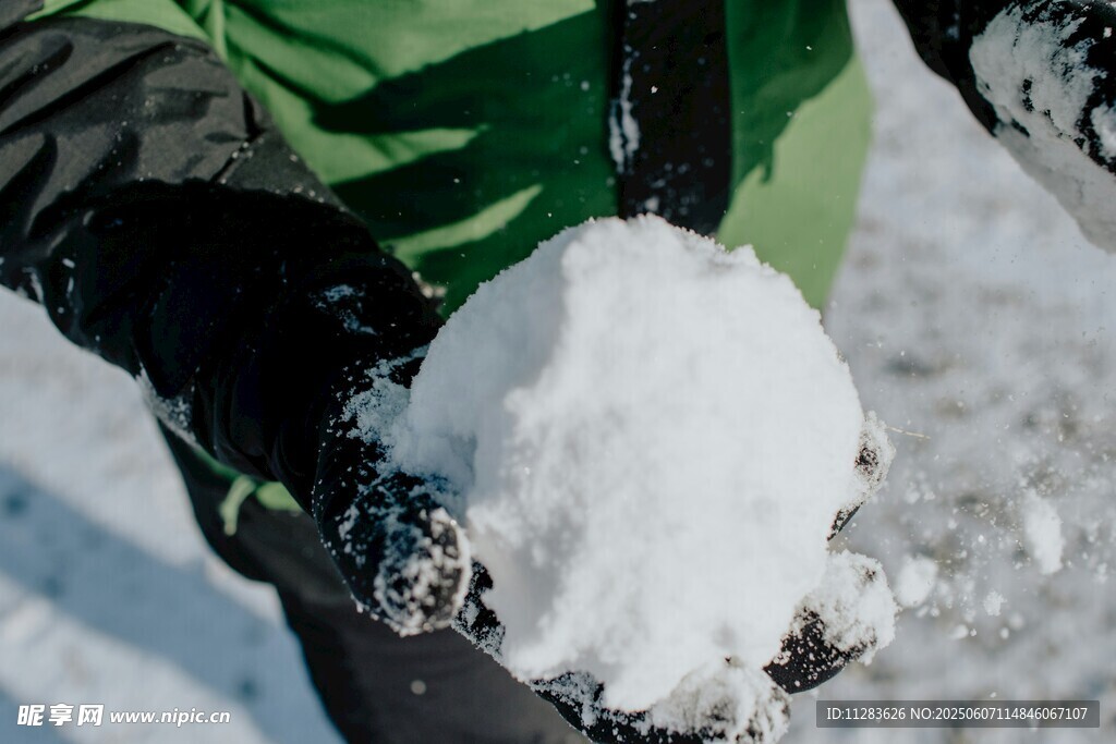 雙手捧起的潔白雪球