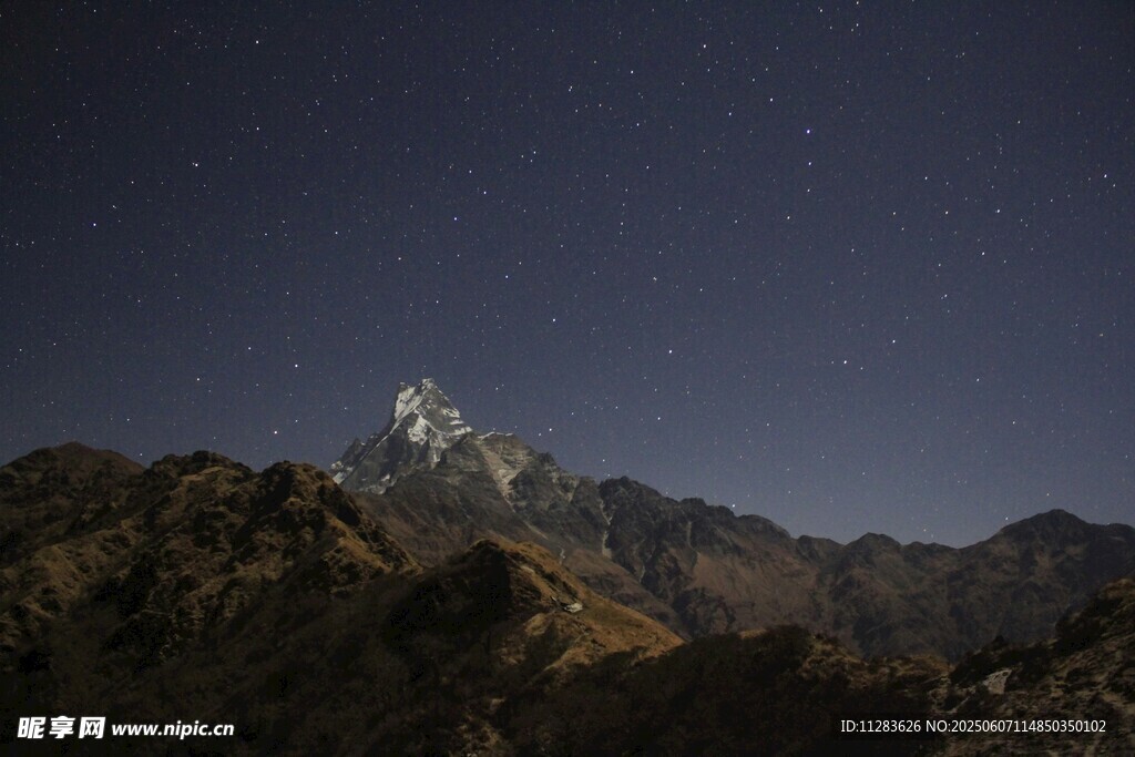 夜空下的巍峨雪山