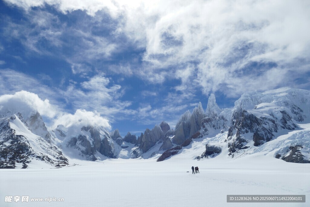 雪山美景下的徒步之旅