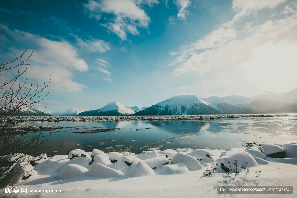 冬日湖畔雪景如畫