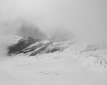 雪山云霧繚繞的壯麗景致
