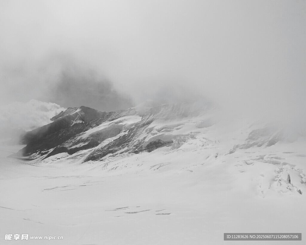 雪山云霧繚繞的壯麗景致