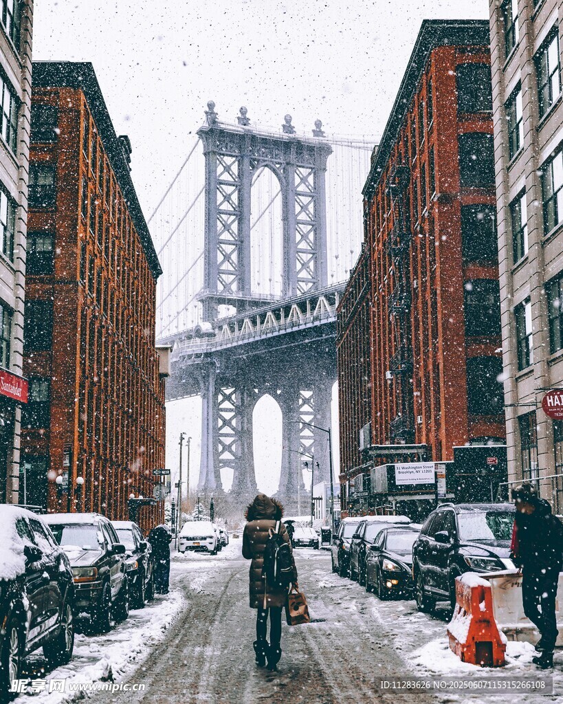 雪后城市街道與橋梁景觀