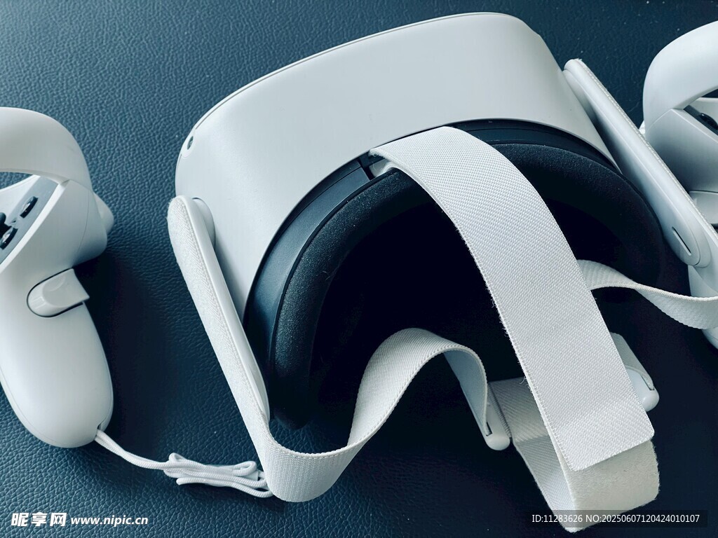 白色VR頭戴設備展示