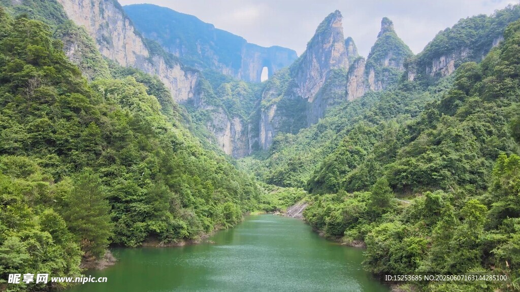 青山綠水間的秀麗河谷