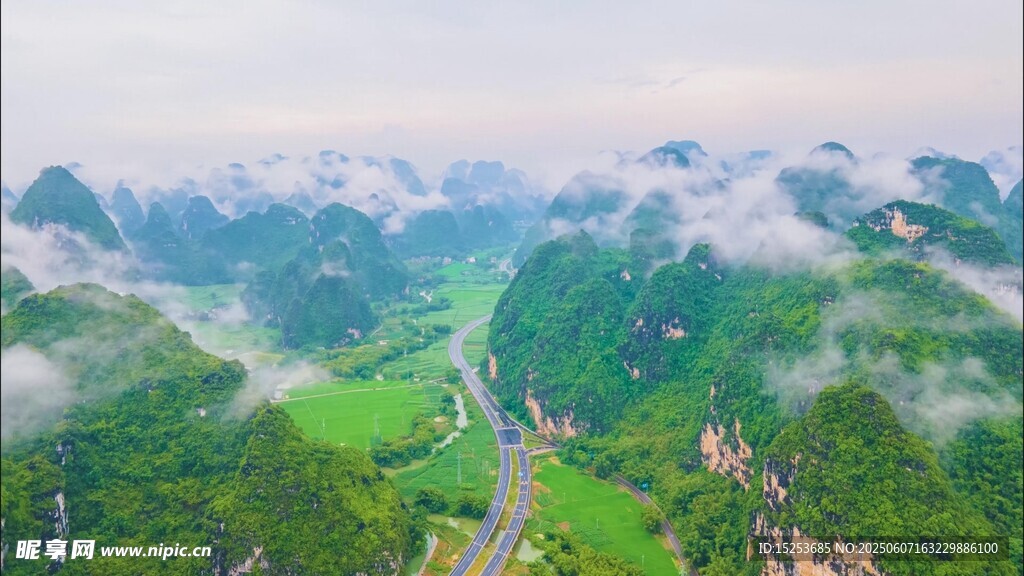 山間綠野云霧繚繞美景