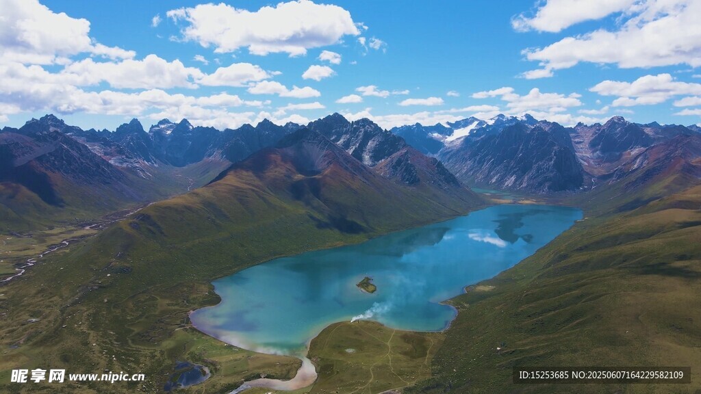 高山湖泊壯麗自然風光