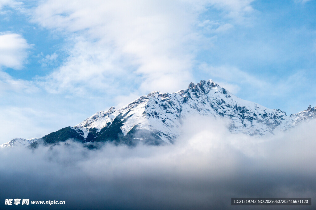 雪山云海壯麗美景