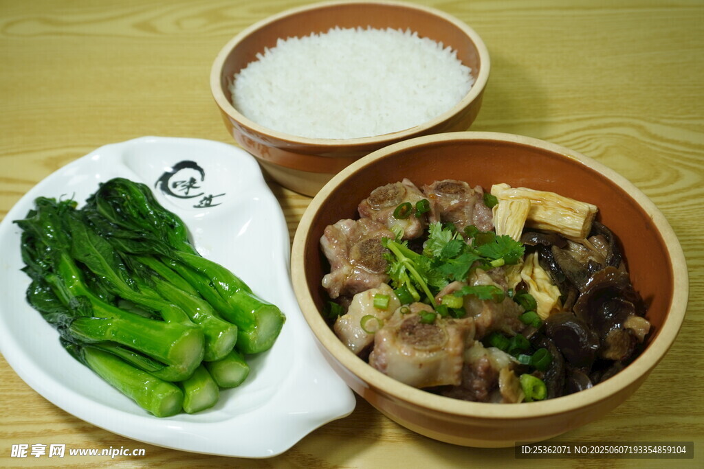 排骨飯配青菜米飯套餐