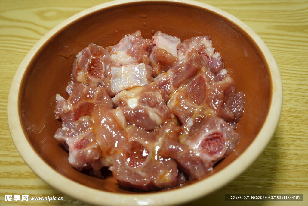碗中鮮嫩腌制排骨