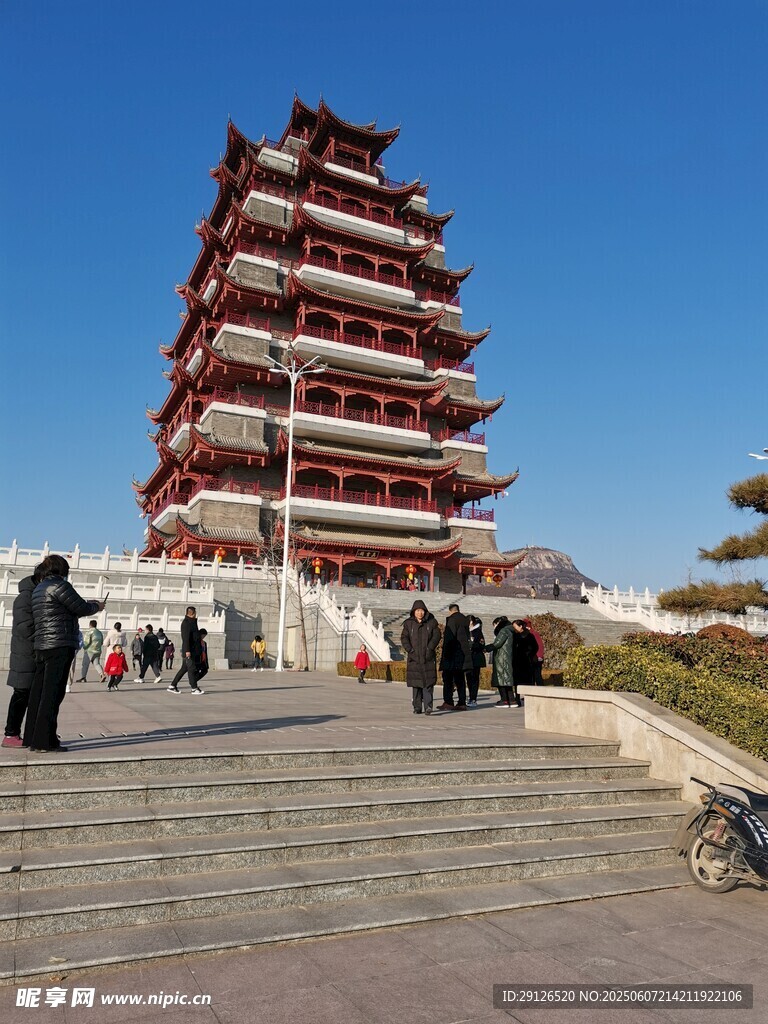 巍峨古塔前的游人漫步