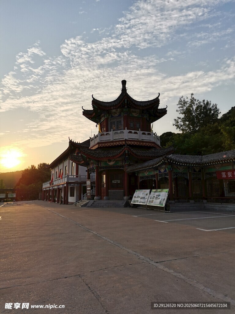 夕陽下的中式古建筑景觀