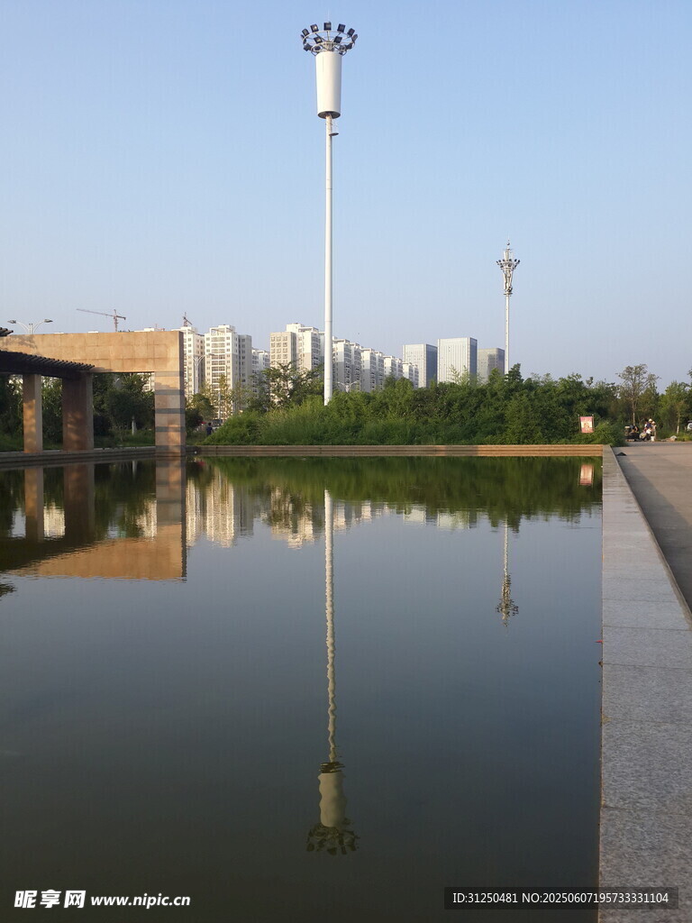 城市湖邊景觀倒影畫面