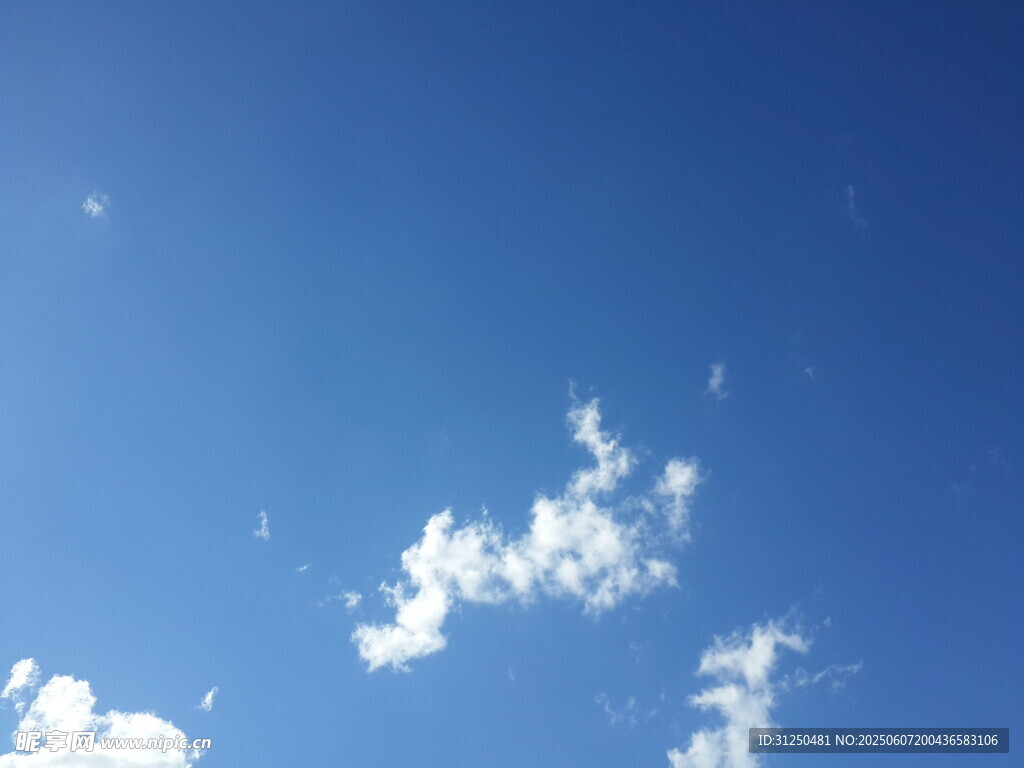 晴朗藍天飄著幾朵白云
