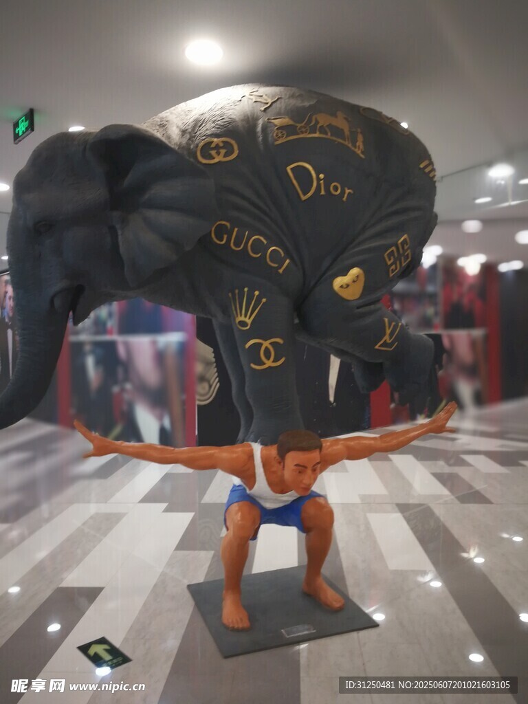 大力士雕塑撐起巨石造型