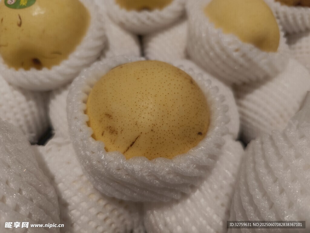 白色網(wǎng)套中的新鮮水果