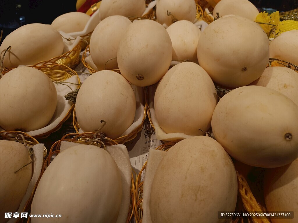 新鮮雞蛋堆放在一起
