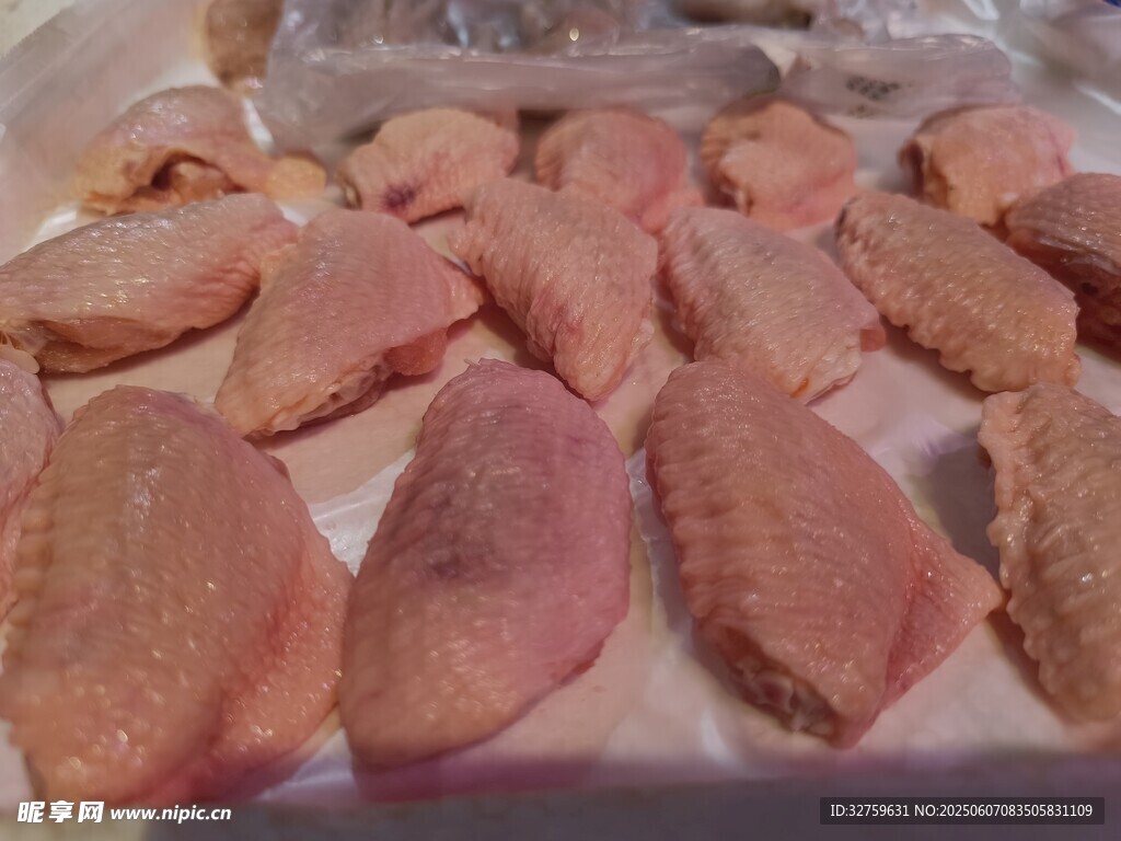 新鮮生雞肉切片展示