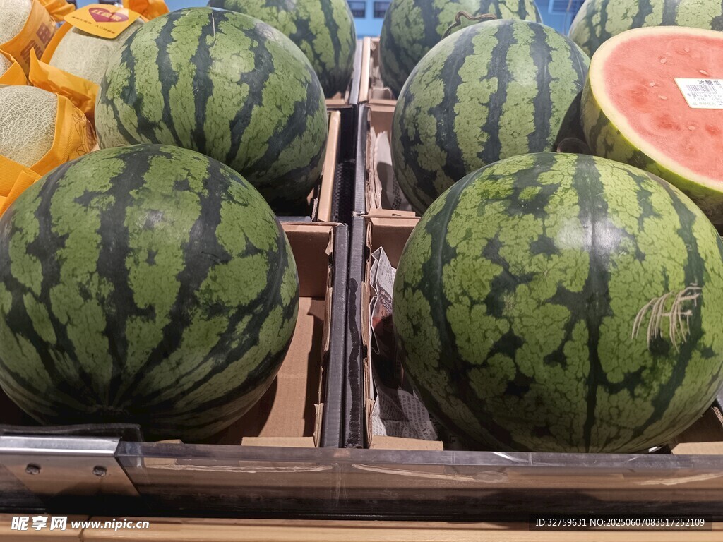 新鮮大西瓜待售
