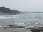 海邊礁石與翻涌海浪