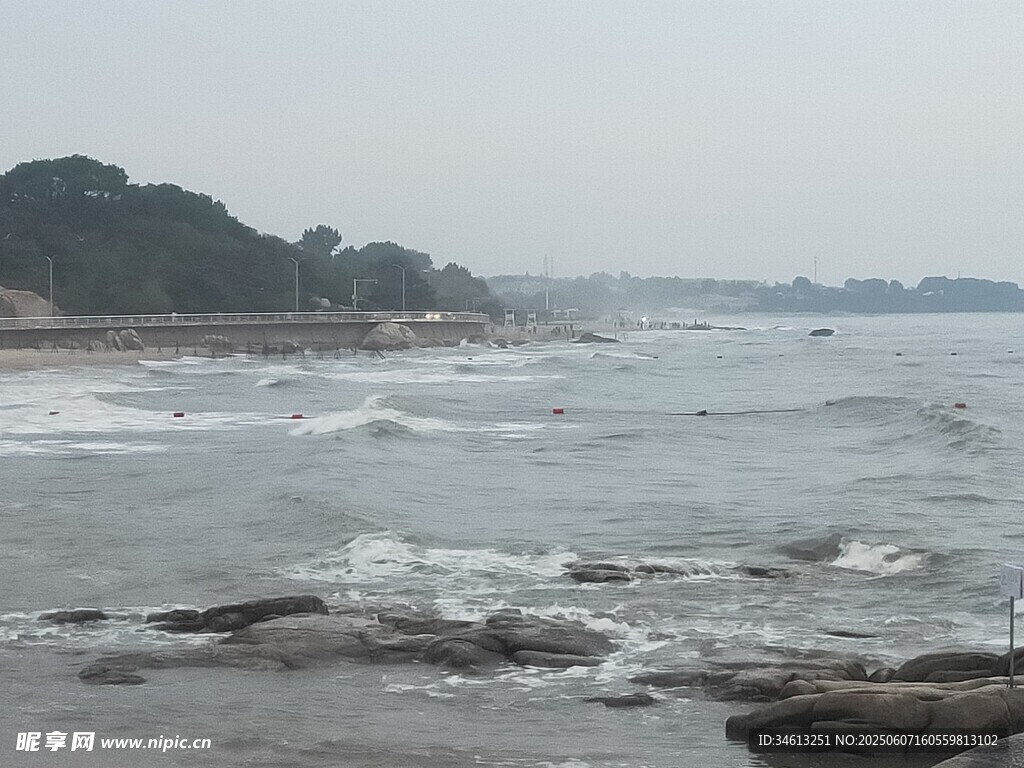 海邊礁石與翻涌海浪