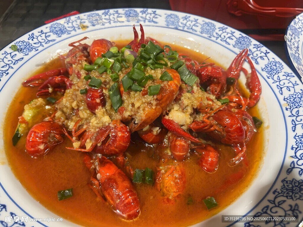 美味蒜蓉小龍蝦誘人呈現(xiàn)