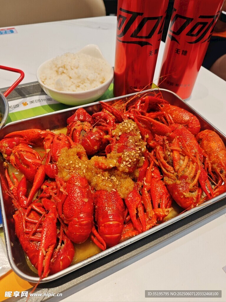 美味小龍蝦配米飯和飲料