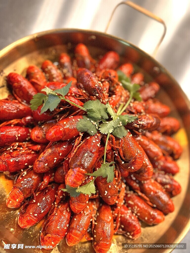美味小龍蝦大盆呈現(xiàn)