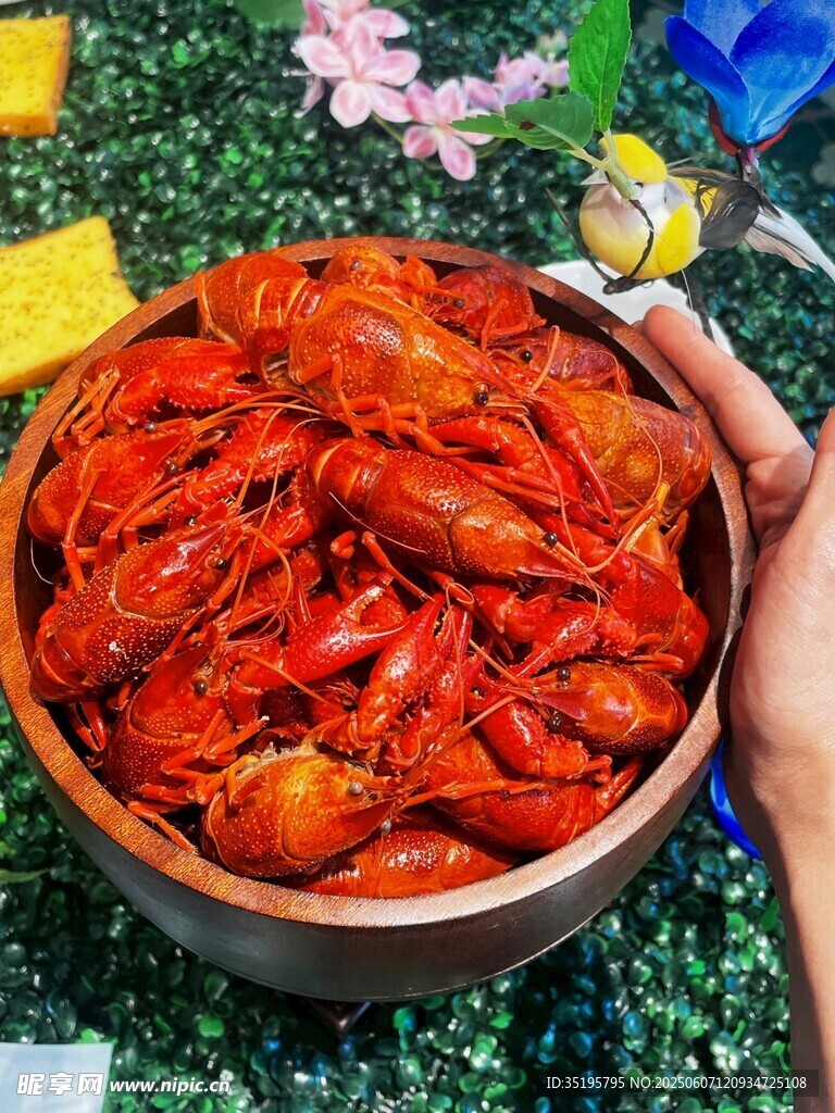 手捧美味小龍蝦特寫