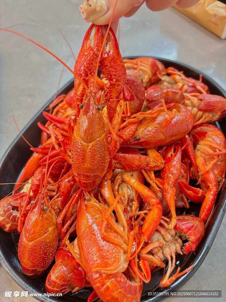 美味小龍蝦誘人盤中餐