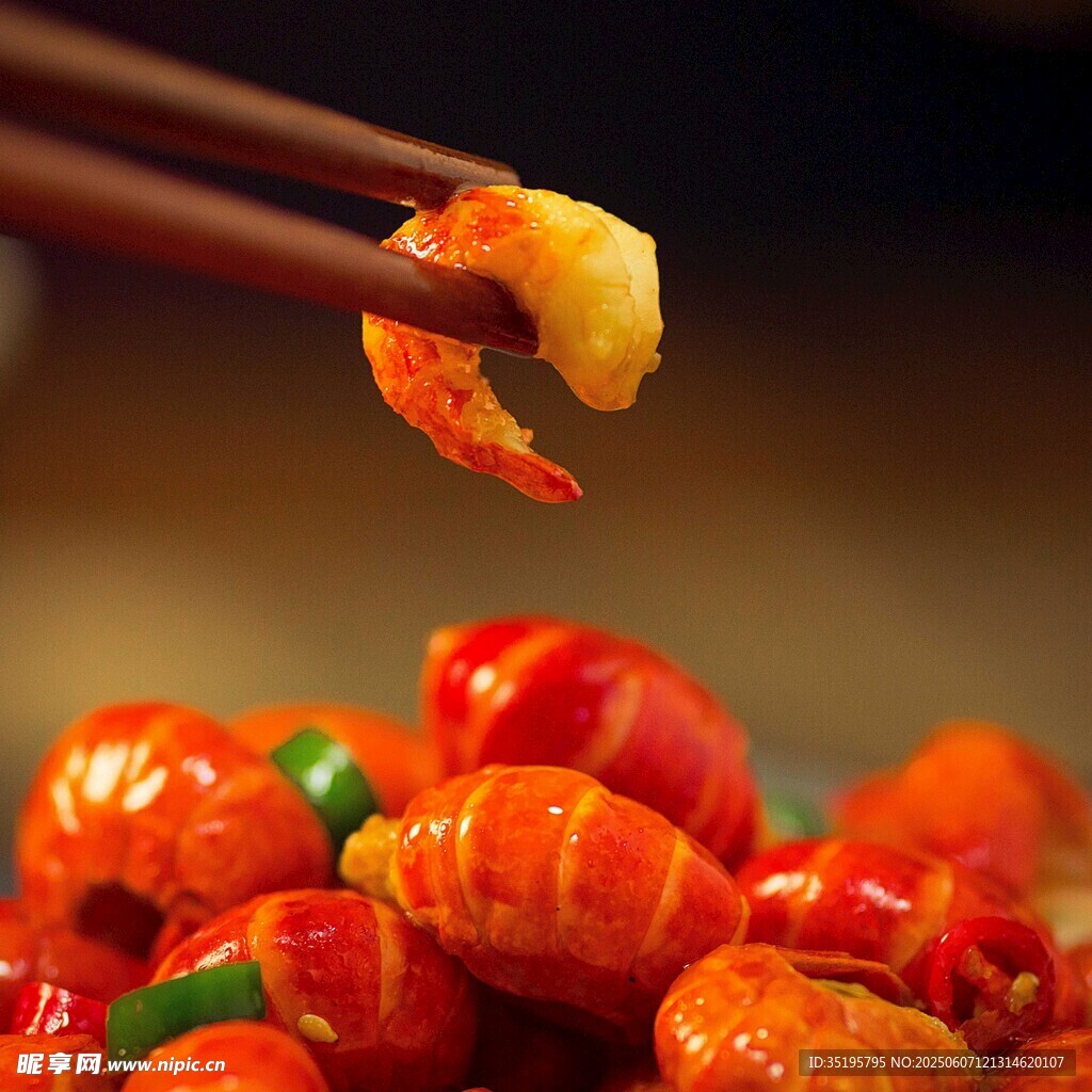 筷子夾起美味蝦尾