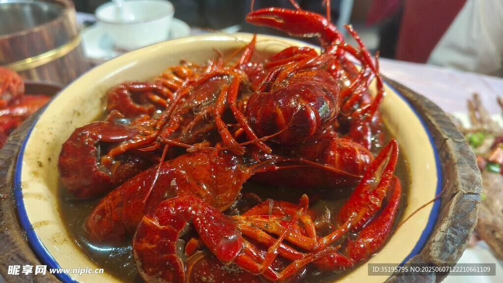 美味小龍蝦誘人上桌