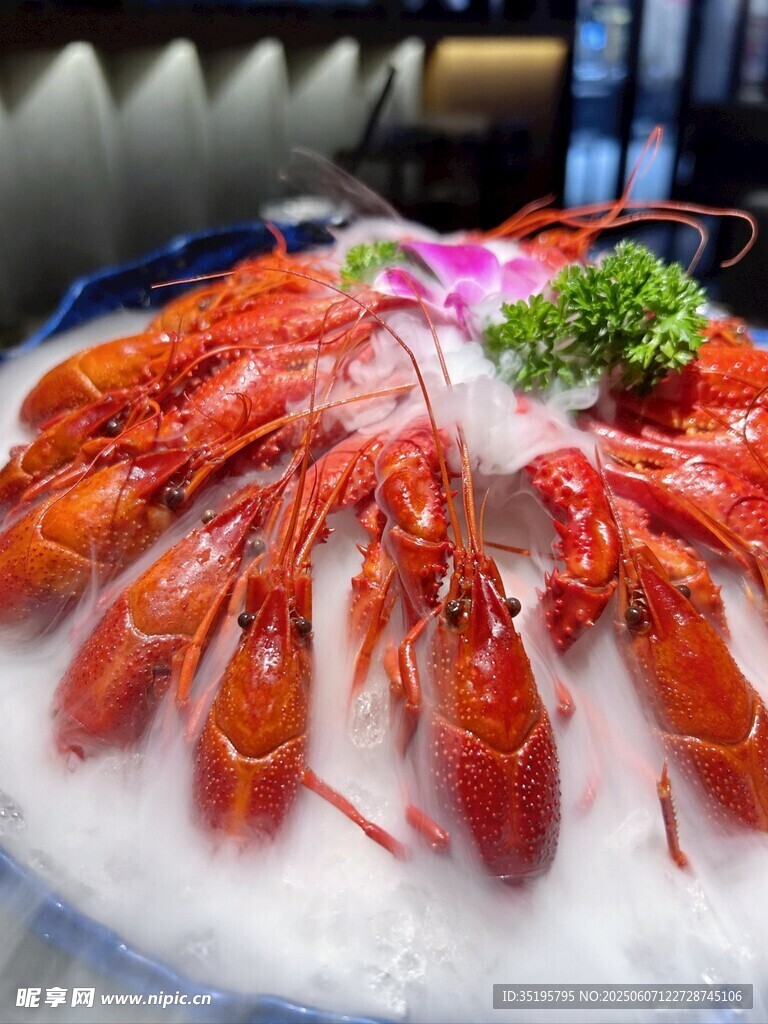 冰鎮(zhèn)小龍蝦擺盤精致誘人