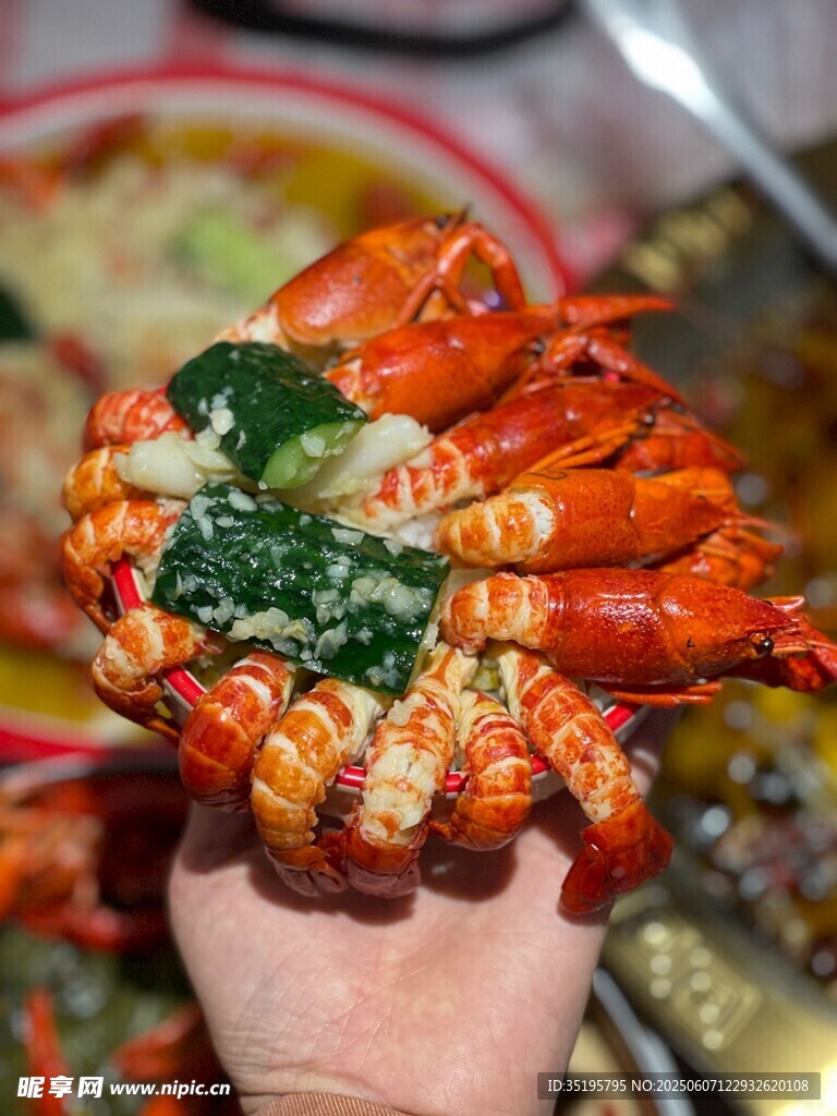 手捧美味大蝦色澤誘人