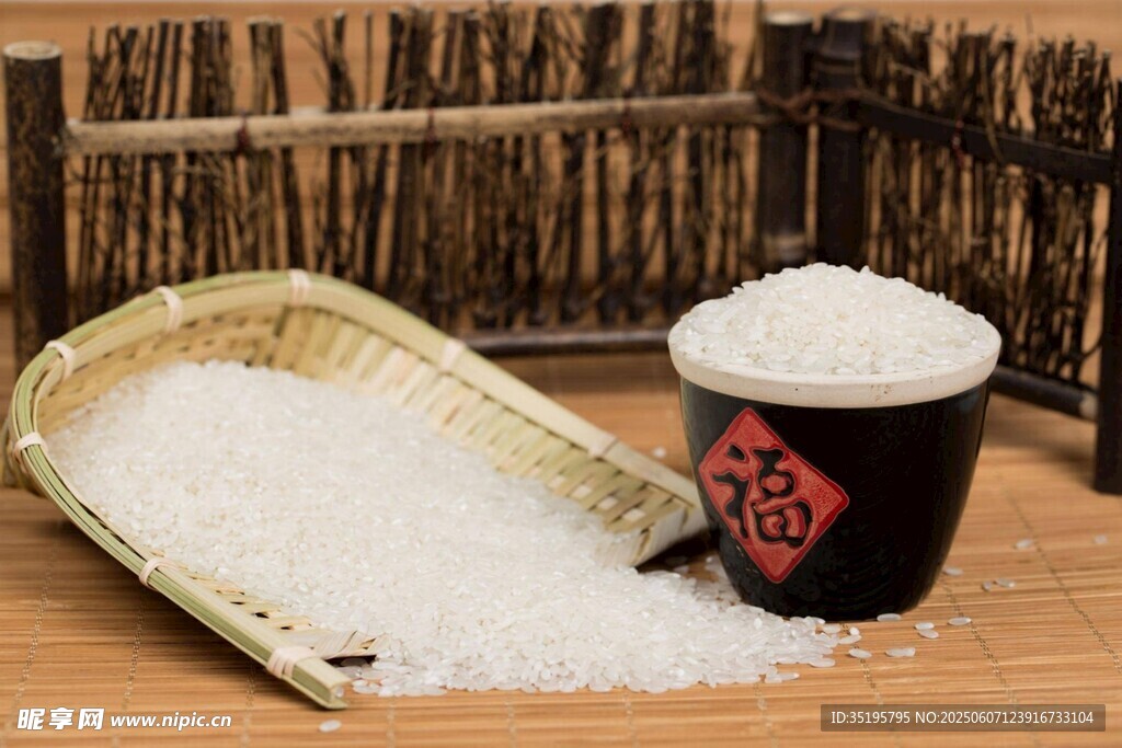 傳統(tǒng)容器盛放的優(yōu)質(zhì)大米