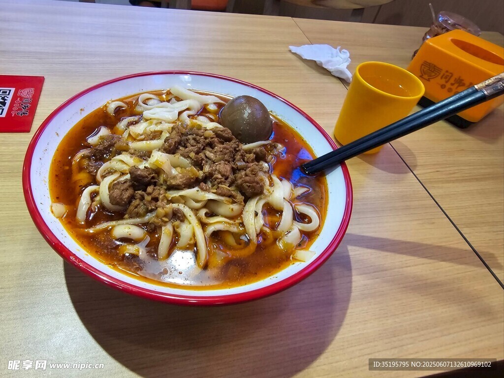 美味牛肉拌面誘人呈現