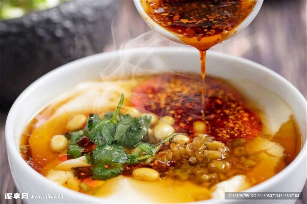 美味豆腐腦正澆淋辣椒油