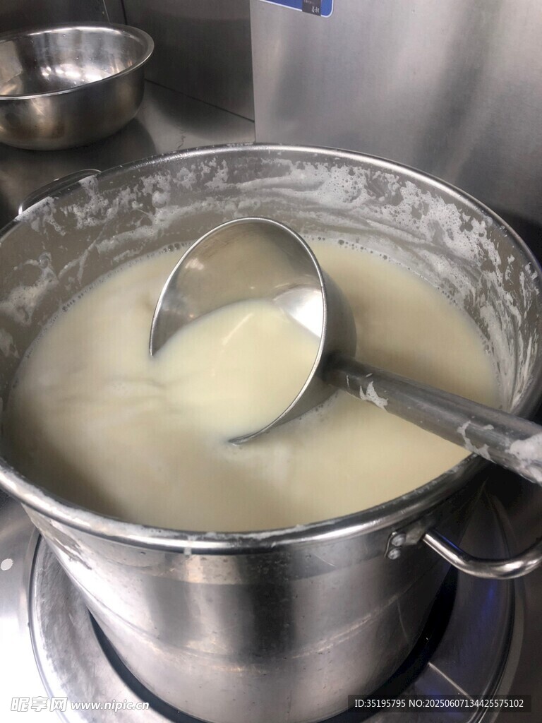 鍋中煮制的白色濃稠液體